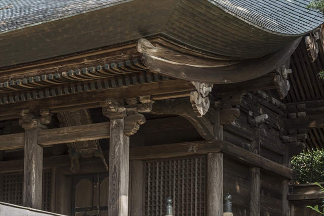 2 大宝八幡宮本殿(2) 全景(前面右手より)