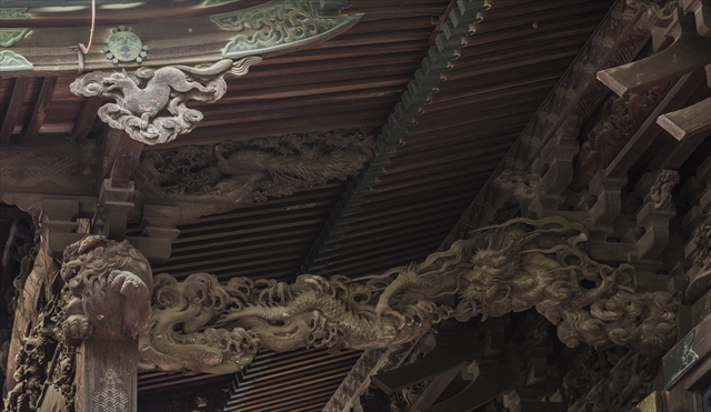 8 笠間稲荷神社本殿(1) 海老虹梁の龍