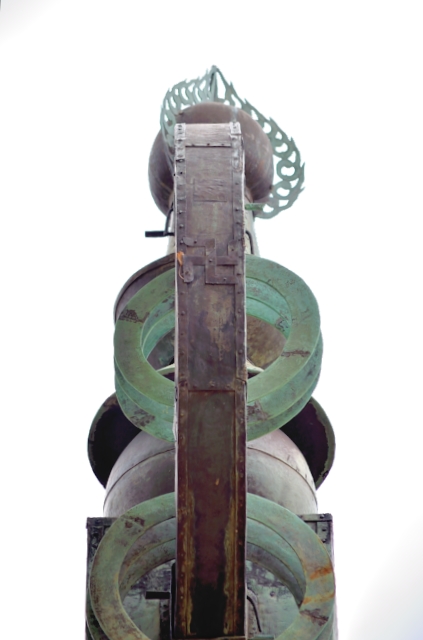 30 西蓮寺相輪橖(7) 枯葉が