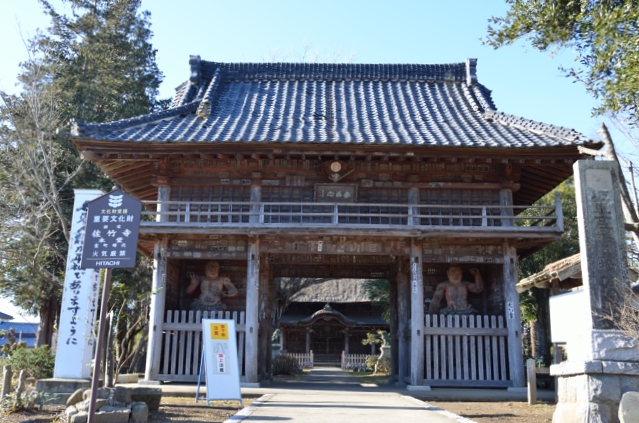 入口手前からの仁王門