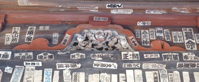 中央の高いところの蟇股