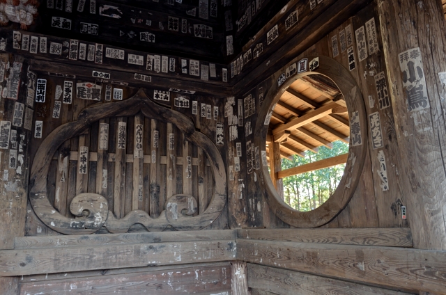 右の花頭窓と丸窓