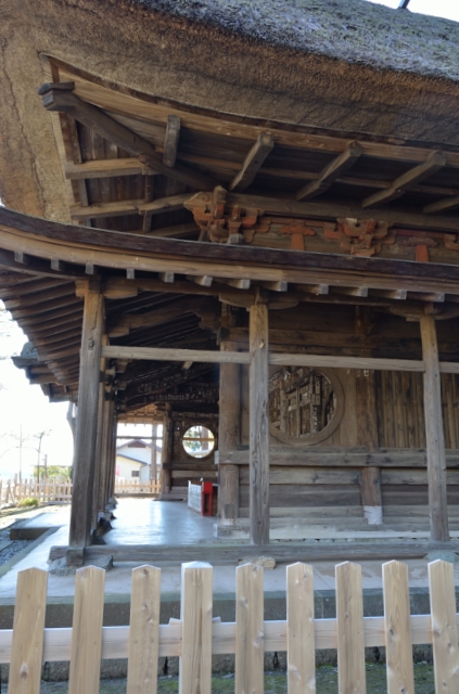 正面の構成を側面から見る