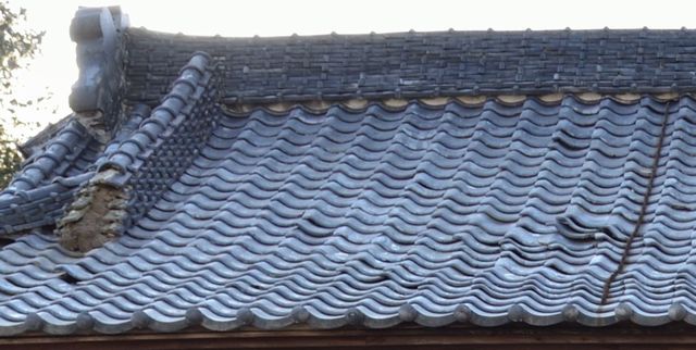 仁王門のいたんだ屋根_表から