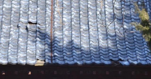 仁王門のいたんだ屋根_裏から