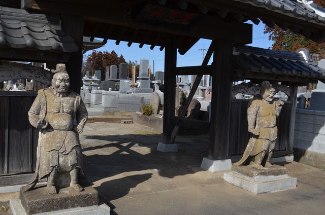 帰りがけの仁王像