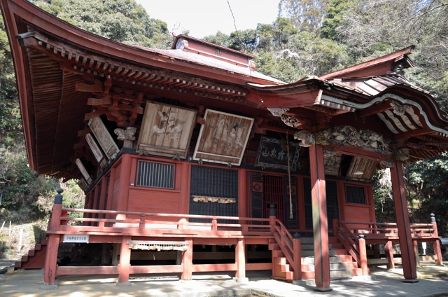 本堂全景・左から