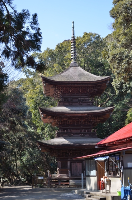 三重塔-ちょっと離れて