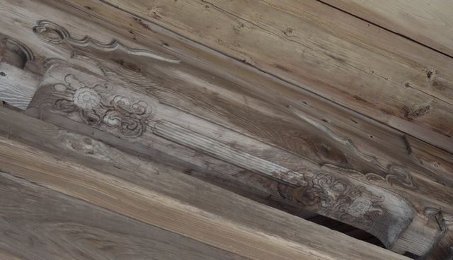 内部天井の虹梁