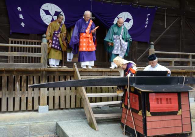 22.駕籠に乗りこむ