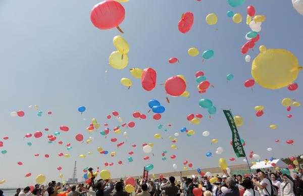 舞い上がる風船